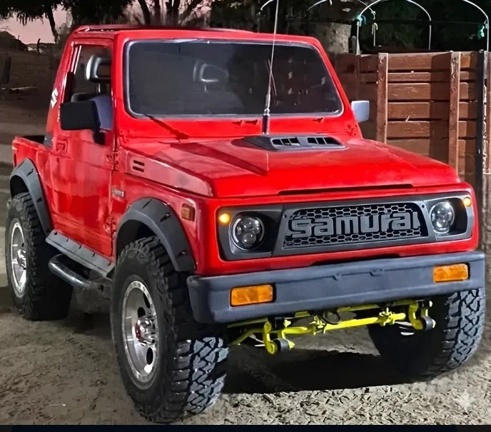 Persiana frontal tipo Jimmy 3 negra mate para Chevrolet Samurái de AUTOS4X4RUSTIC con diseño de panal y emblema