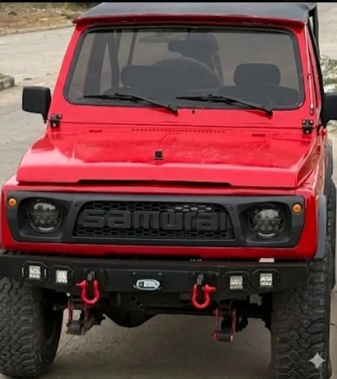 Persiana frontal tipo Jimmy 3 negra mate para Chevrolet Samurái con diseño de panal y emblema en relieve de AUTOS4X4RUSTIC