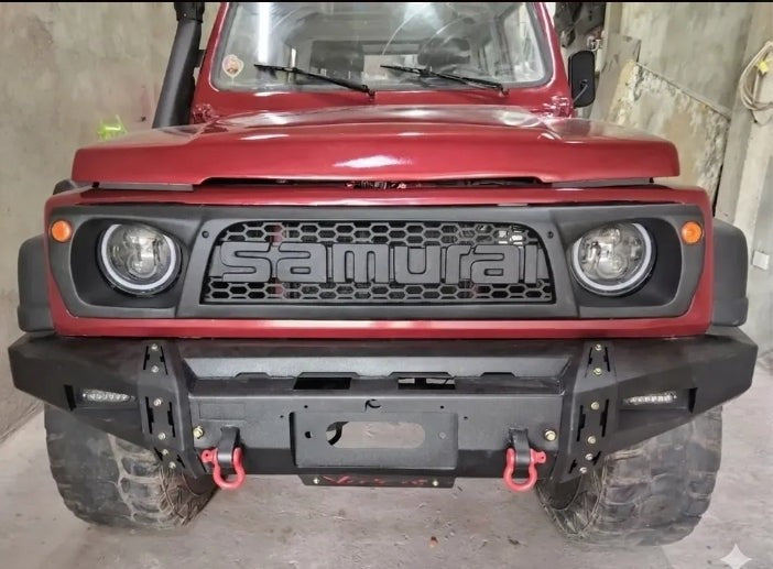 Persiana frontal AUTOS4X4RUSTIC tipo Jimmy 3 en negro mate con diseño de panal y emblema Samurai para Chevrolet Samurái