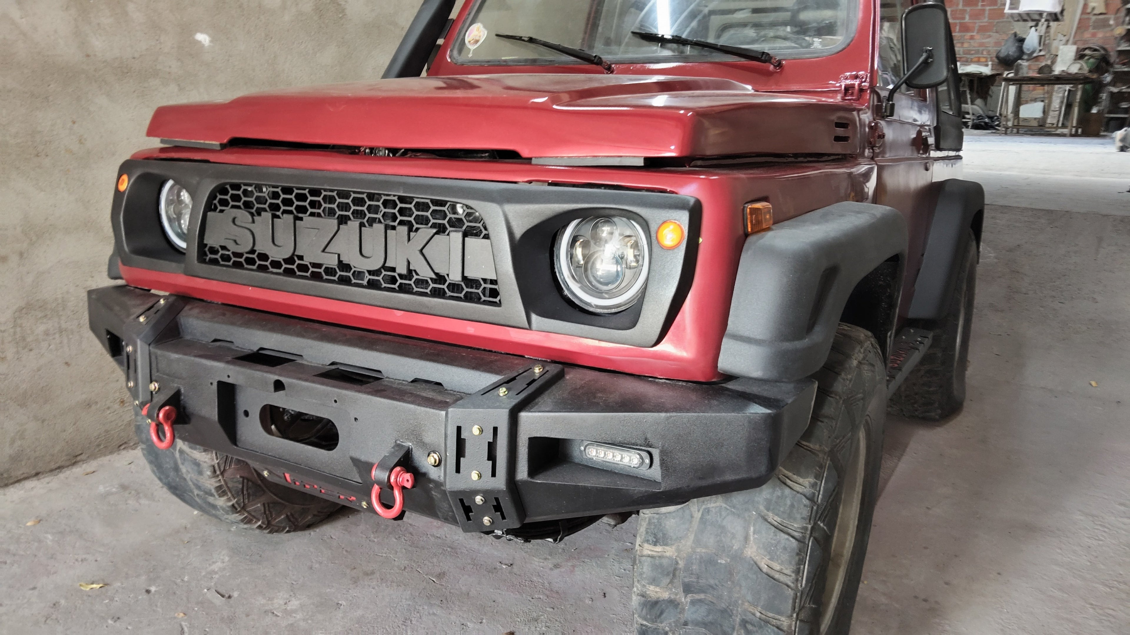 Persiana frontal negra mate AUTOS4X4RUSTIC con diseño tipo panal para Suzuki SJ 410 413 estilo off-road