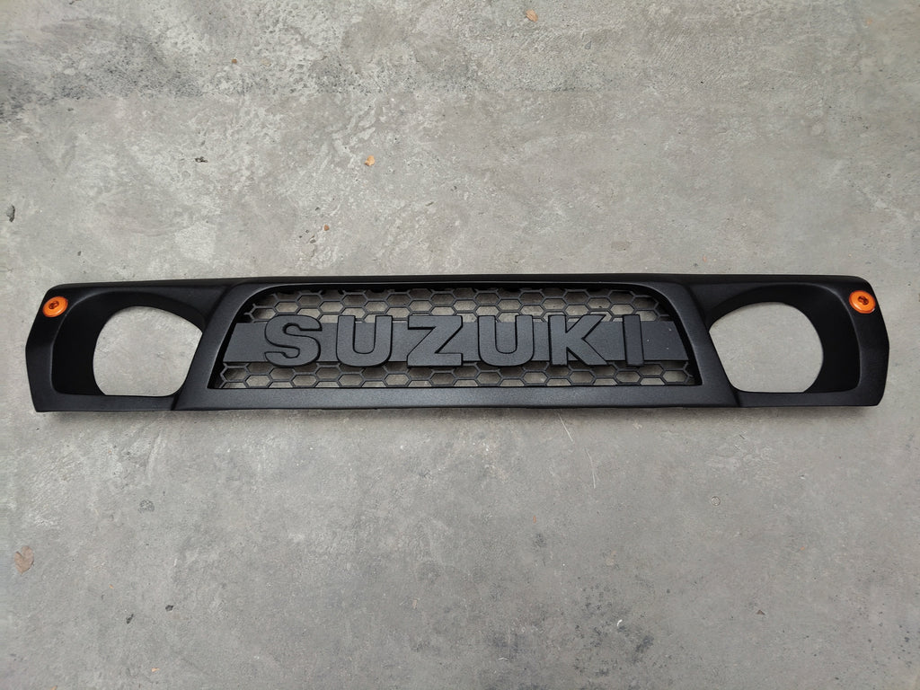 Persiana frontal AUTOS4X4RUSTIC negra mate tipo off-road con diseño de panal y letras Suzuki para Samurai SJ410 SJ413
