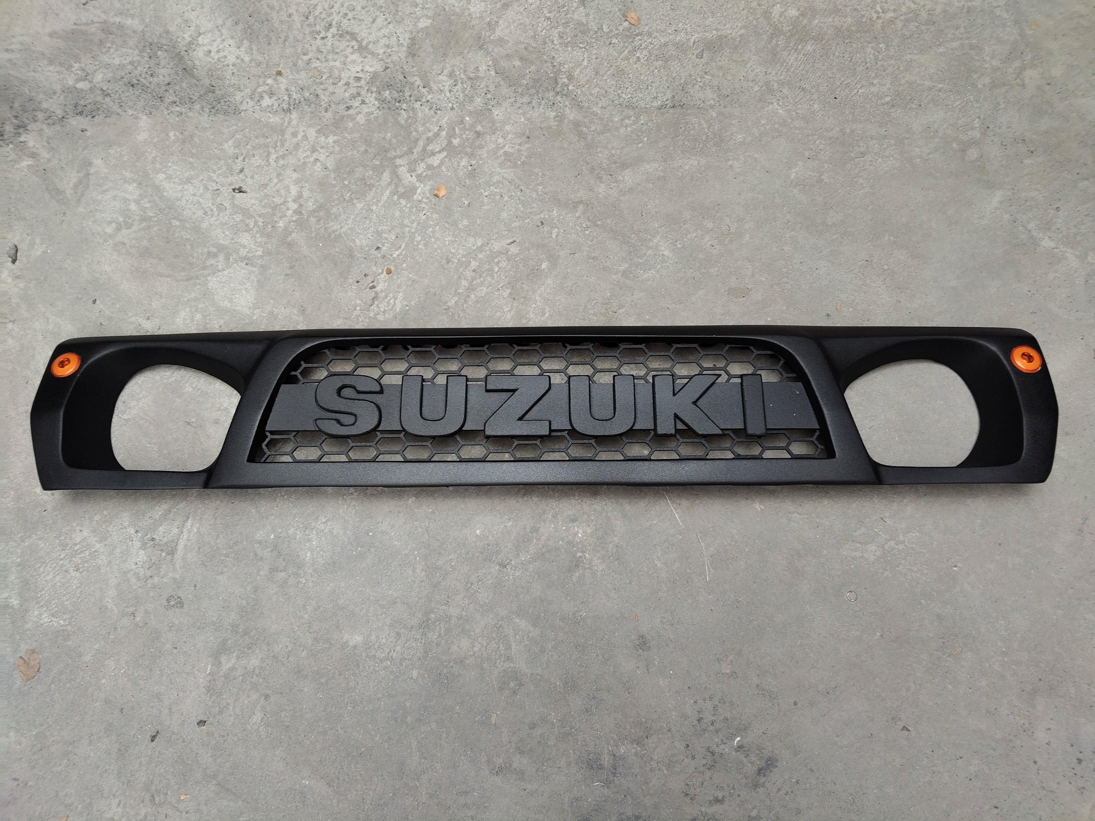 Persiana frontal AUTOS4X4RUSTIC negra mate tipo off-road con diseño de panal y letras Suzuki para Samurai SJ410 SJ413