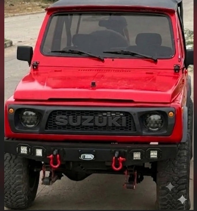 Persiana frontal negra mate AUTOS4X4RUSTIC con diseño tipo panal para Suzuki SJ 410 413 en camioneta roja