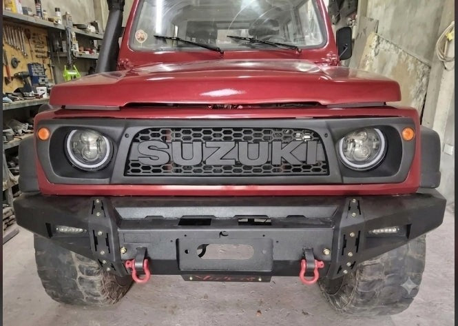 Persiana frontal AUTOS4X4RUSTIC para Suzuki SJ tipo Jimny con diseño off-road, letras en relieve y acabado negro mate.