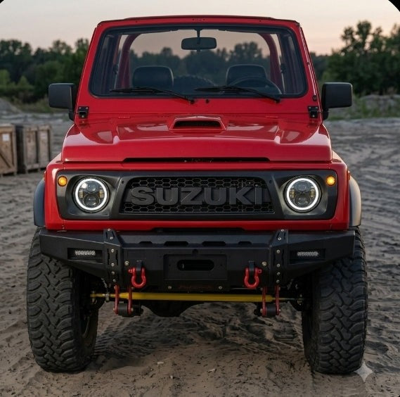 Persiana frontal negra mate AUTOS4X4RUSTIC para Suzuki SJ 410-413 con diseño tipo panal y letras Suzuki en relieve