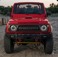 Persiana frontal negra mate AUTOS4X4RUSTIC para Suzuki SJ 410-413 con diseño tipo panal y letras Suzuki en relieve